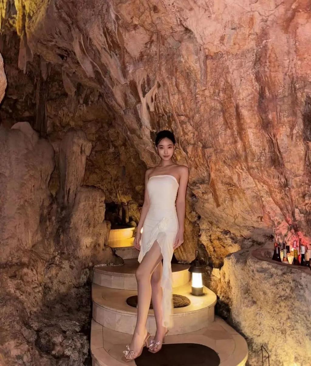 小S二女儿连换三套泳装，却总感觉别扭，才16岁又不是维密