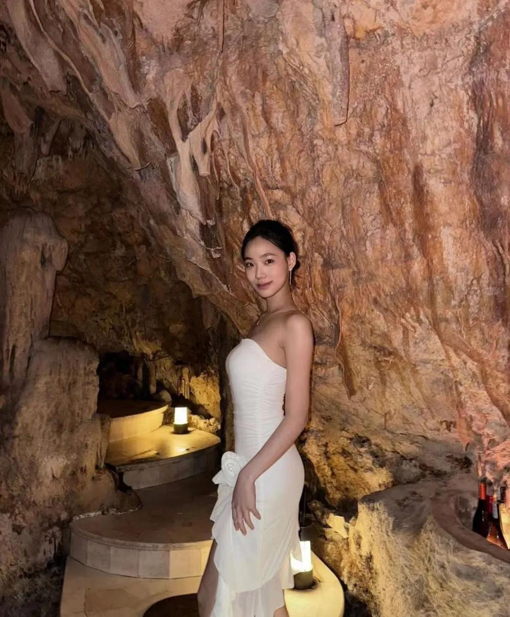 小S二女儿连换三套泳装，却总感觉别扭，才16岁又不是维密