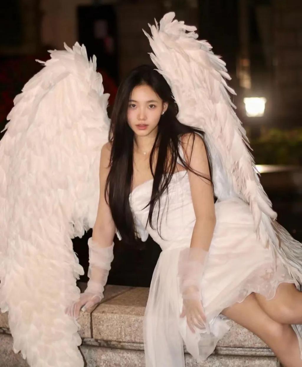 小S二女儿连换三套泳装，却总感觉别扭，才16岁又不是维密