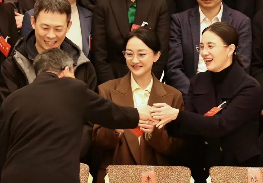 性感消失、长腿幻灭！明星生图与普通人没差，太真实