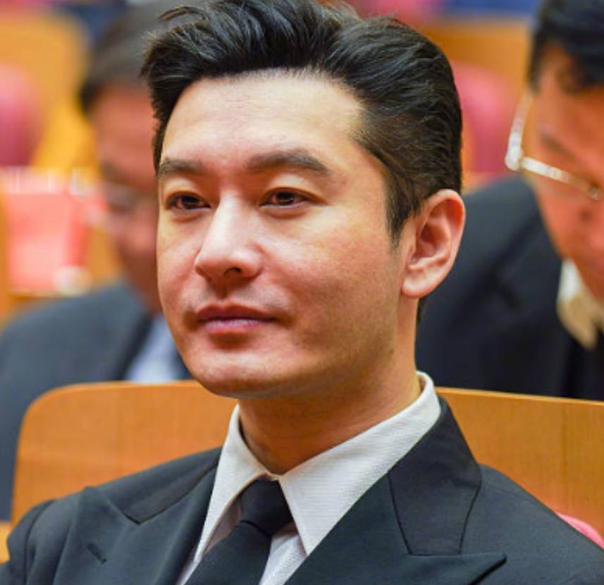 性感消失、长腿幻灭！明星生图与普通人没差，太真实
