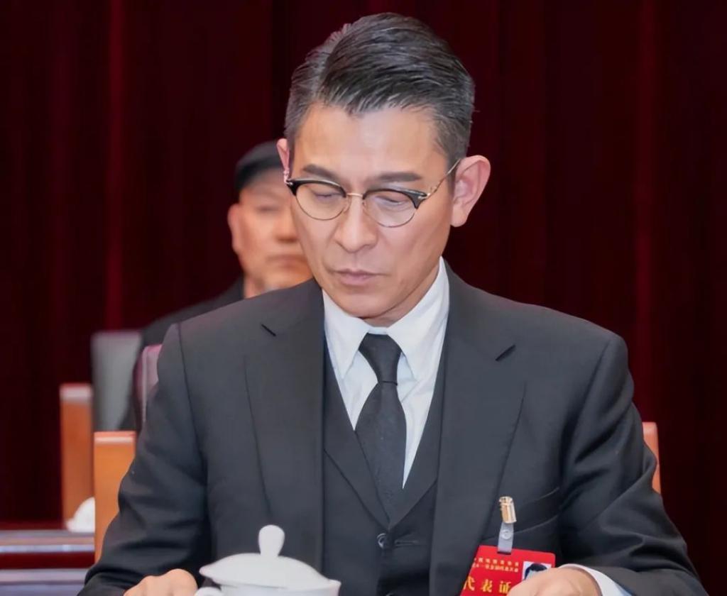 性感消失、长腿幻灭！明星生图与普通人没差，太真实