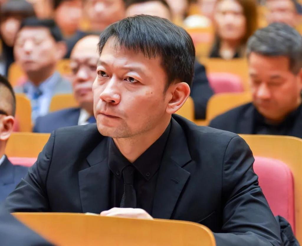 性感消失、长腿幻灭！明星生图与普通人没差，太真实