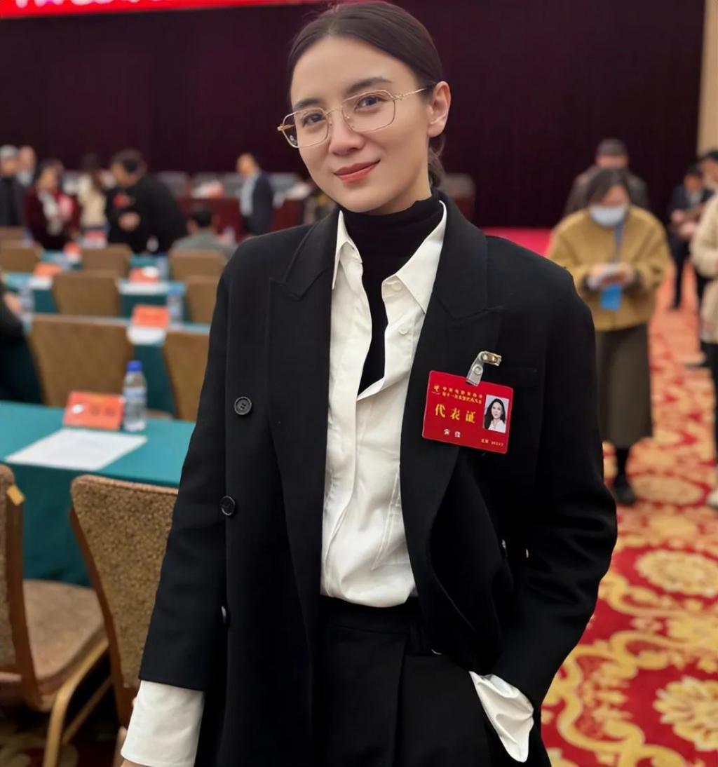 性感消失、长腿幻灭！明星生图与普通人没差，太真实