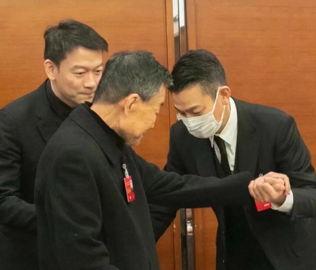 性感消失、长腿幻灭！明星生图与普通人没差，太真实