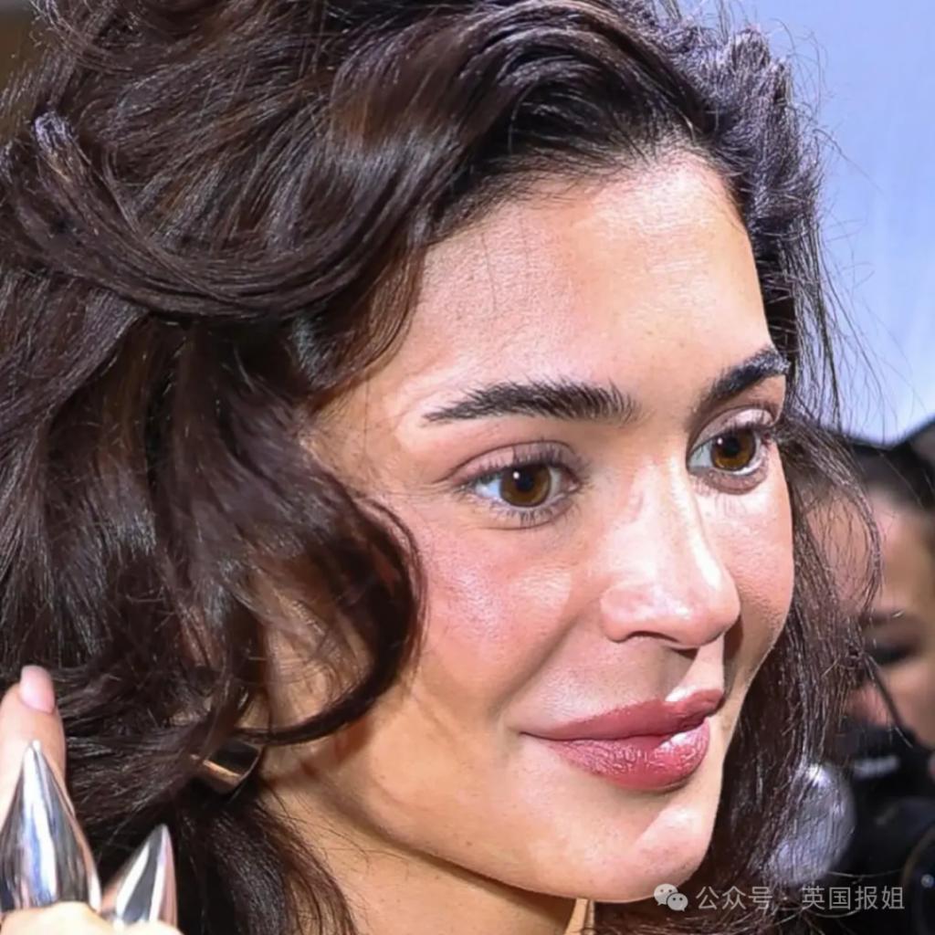 卡戴珊家凯莉带5岁女儿游巴黎，却被全网狂喷长得丑？