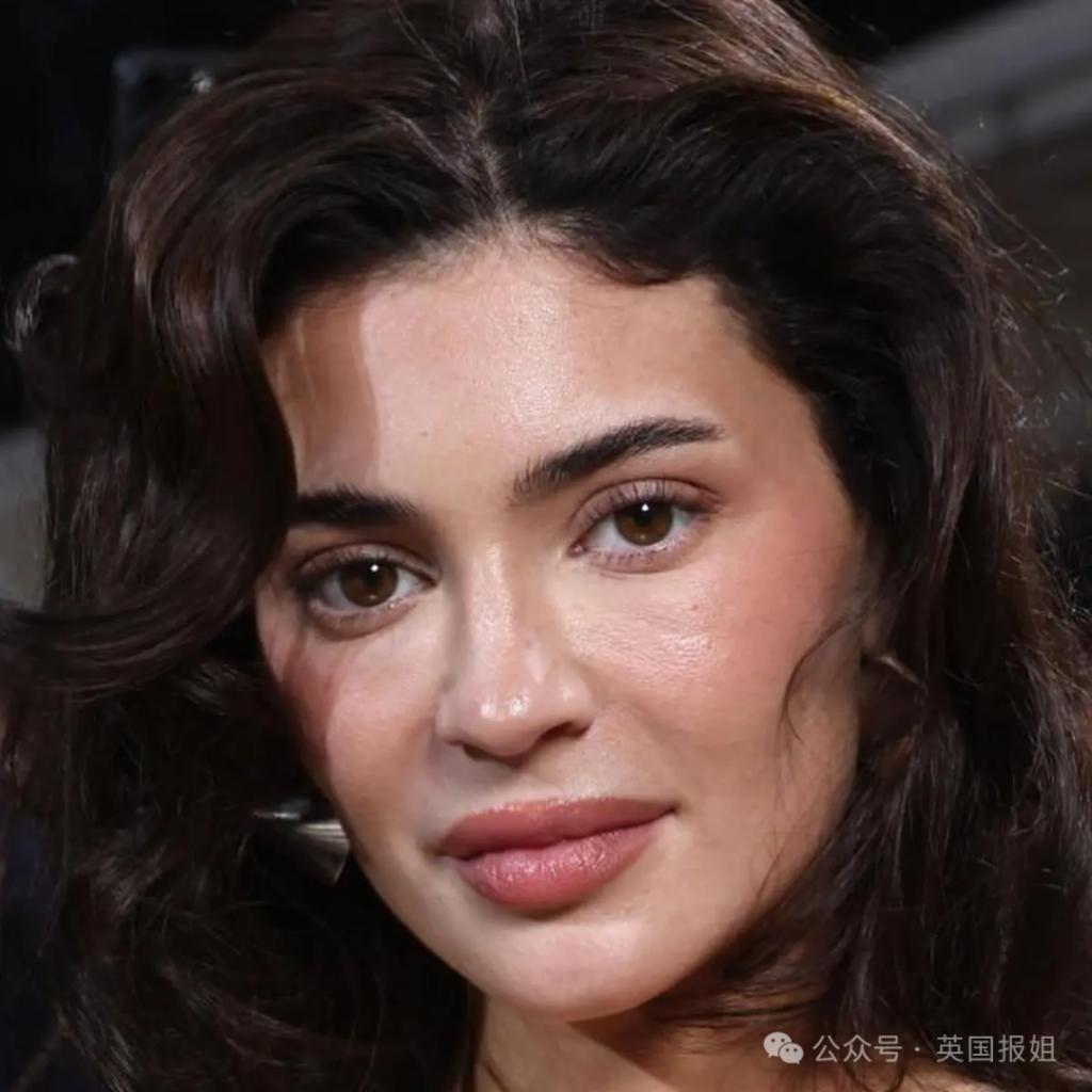 卡戴珊家凯莉带5岁女儿游巴黎，却被全网狂喷长得丑？