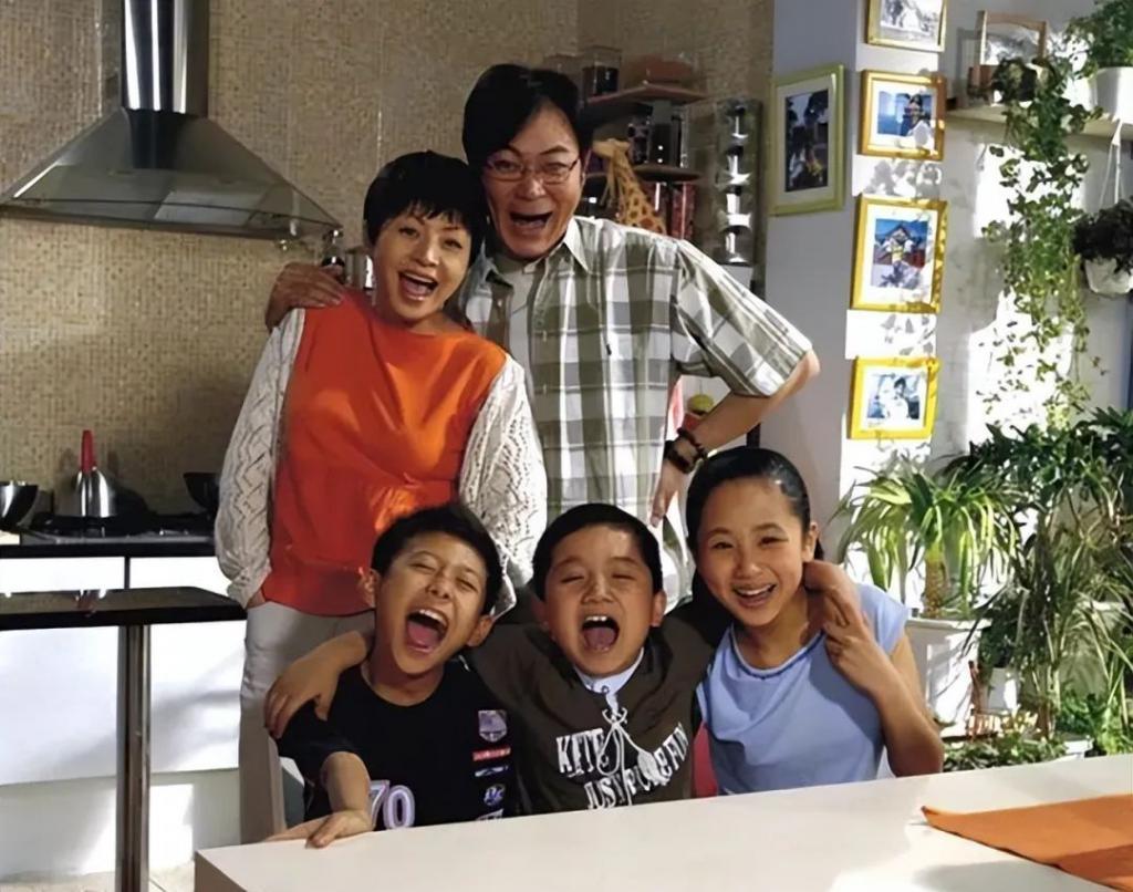 不笑场吗？53岁张嘉益新剧演喊大13岁的方青卓“妈妈”