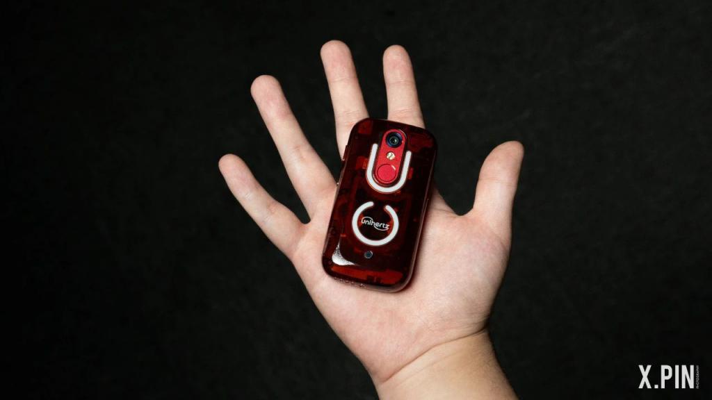 别嫌手机屏幕大了，真小屏手机来了我怕你把持不住。