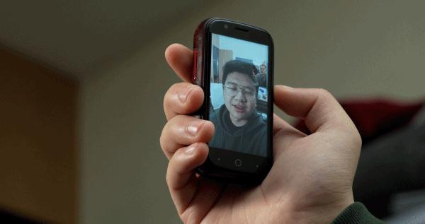 别嫌手机屏幕大了，真小屏手机来了我怕你把持不住。