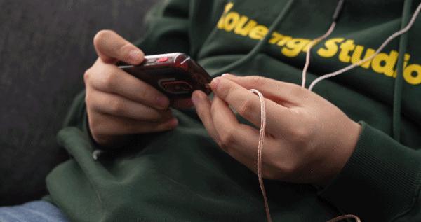 别嫌手机屏幕大了，真小屏手机来了我怕你把持不住。