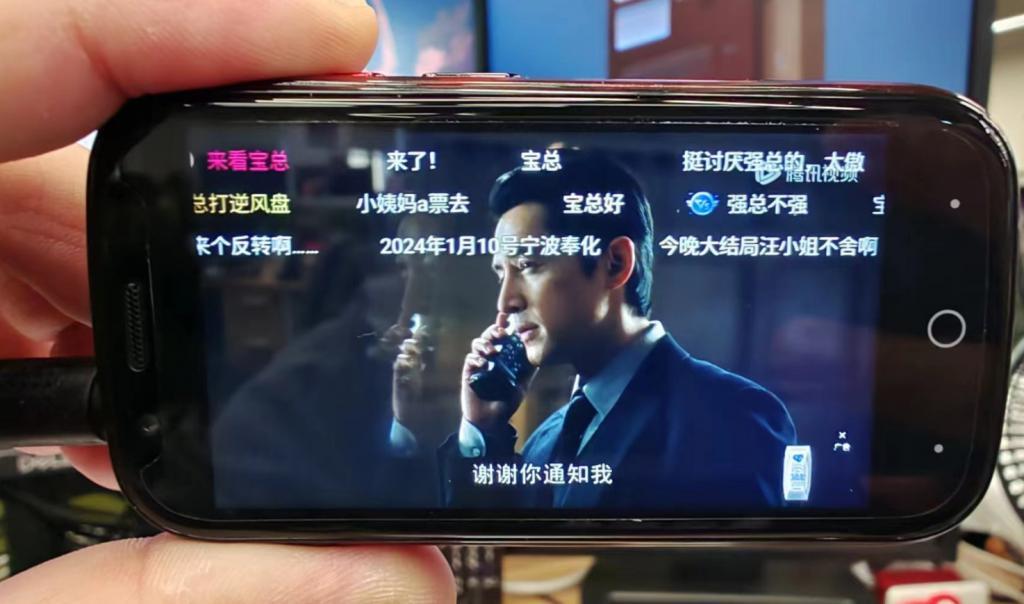 别嫌手机屏幕大了，真小屏手机来了我怕你把持不住。