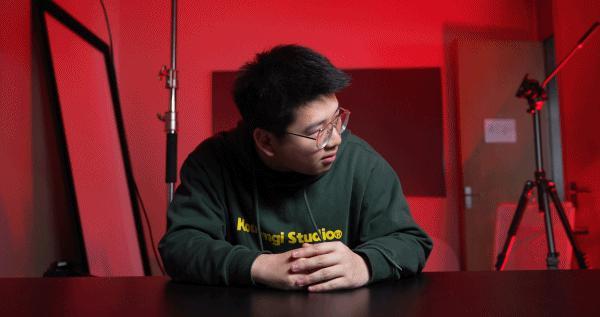 别嫌手机屏幕大了，真小屏手机来了我怕你把持不住。