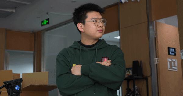 别嫌手机屏幕大了，真小屏手机来了我怕你把持不住。