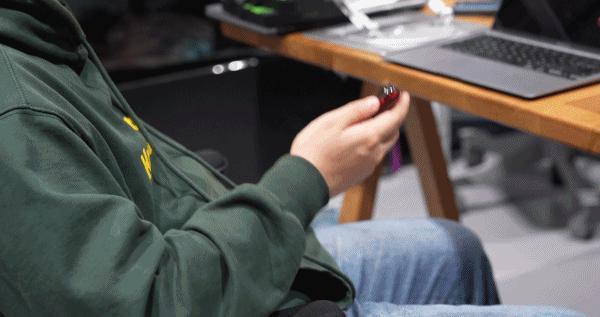 别嫌手机屏幕大了，真小屏手机来了我怕你把持不住。