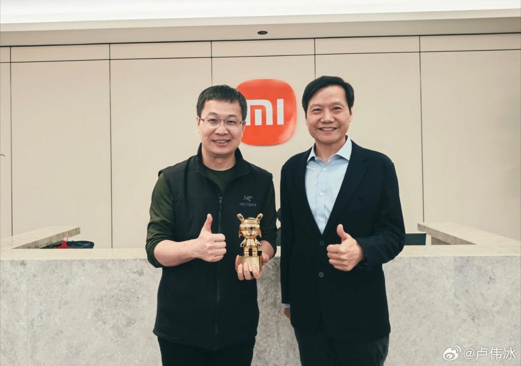 雷军亲手把小米手机，交给了卢伟冰。