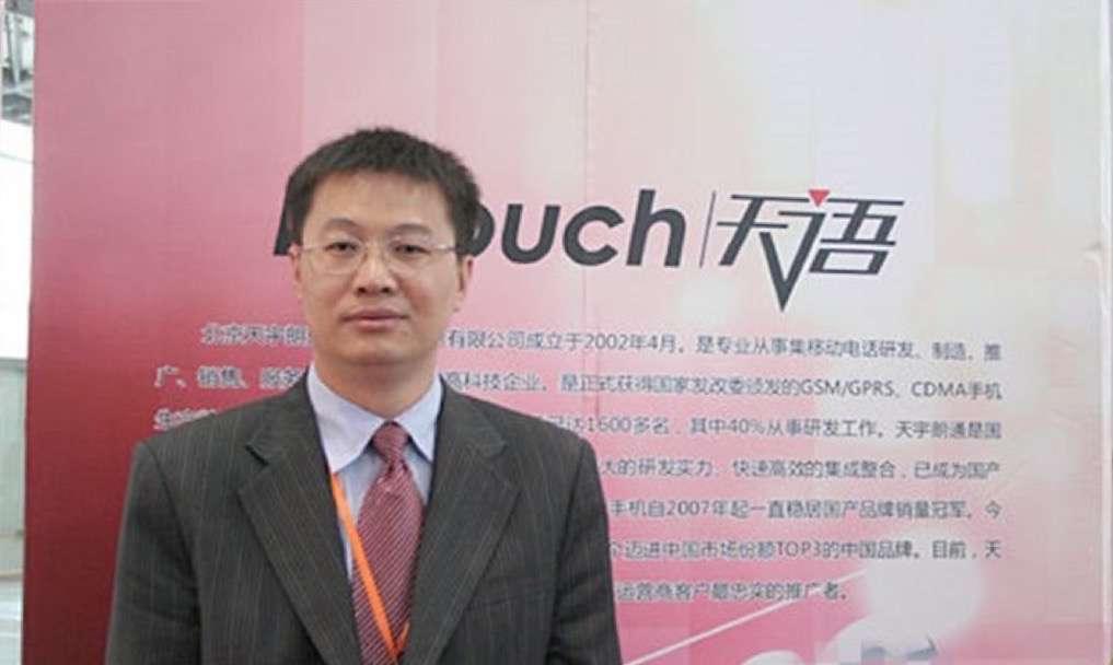 雷军亲手把小米手机，交给了卢伟冰。