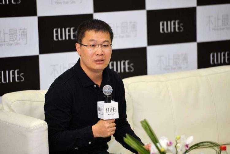 雷军亲手把小米手机，交给了卢伟冰。