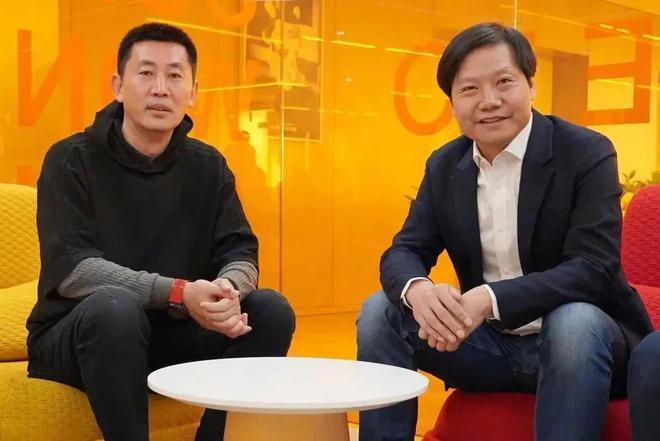 雷军亲手把小米手机，交给了卢伟冰。