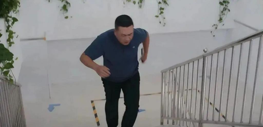 才播4集收视率第一,网友:终于有让我熬夜狂追的都市黑马剧了