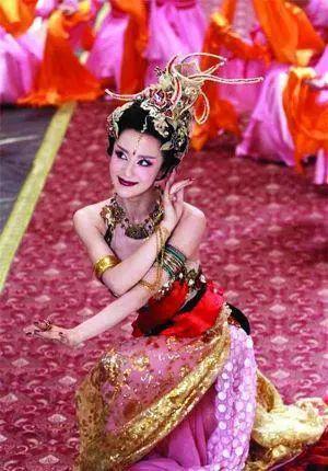 34年前《封神榜》傅艺伟难接受戏服暴露，导演为她加了一层纱