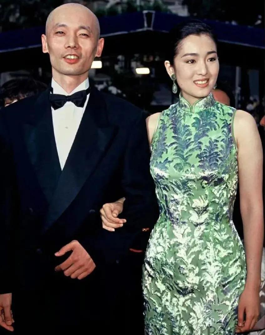 被穿旗袍的巩俐惊艳了！圆脸微胖前凸后翘，看100遍都不厌