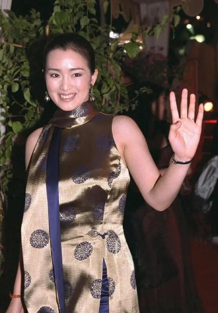 被穿旗袍的巩俐惊艳了！圆脸微胖前凸后翘，看100遍都不厌