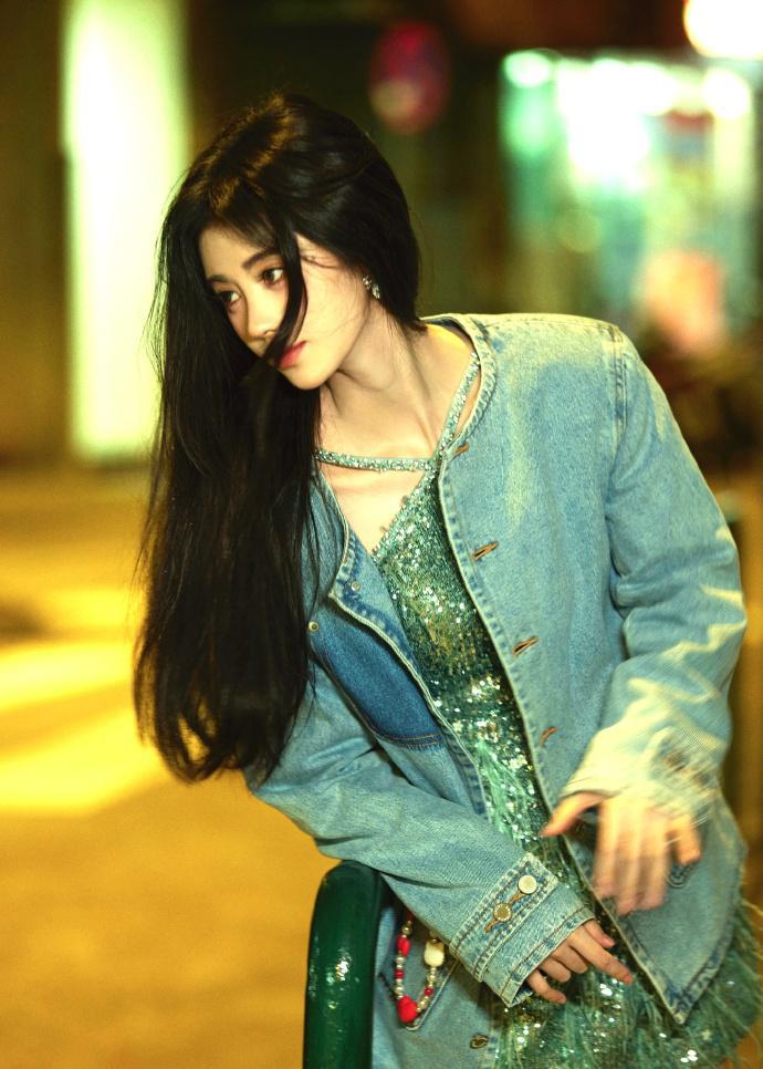 鞠婧祎穿绿色亮片礼裙 光影氛围下温柔甜美