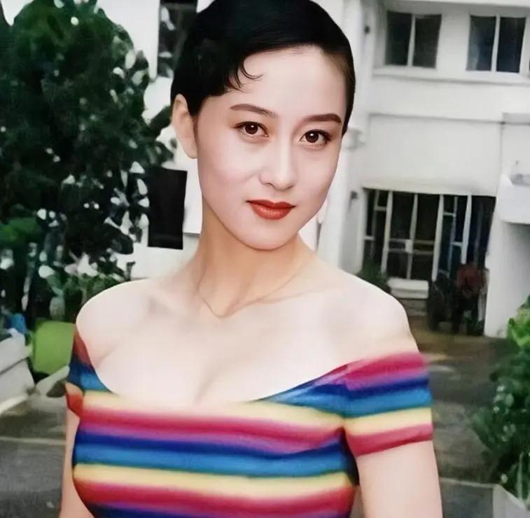 “丑”上热搜的利智，到底得罪了谁？