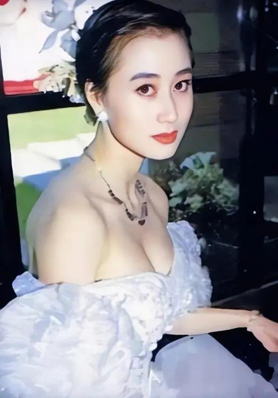 “丑”上热搜的利智，到底得罪了谁？