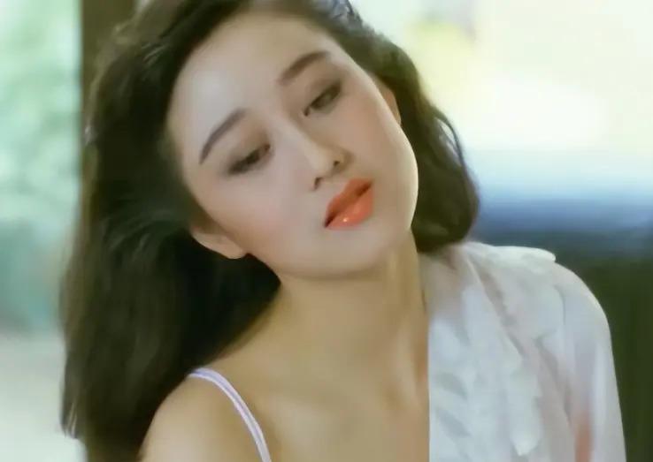 “丑”上热搜的利智，到底得罪了谁？