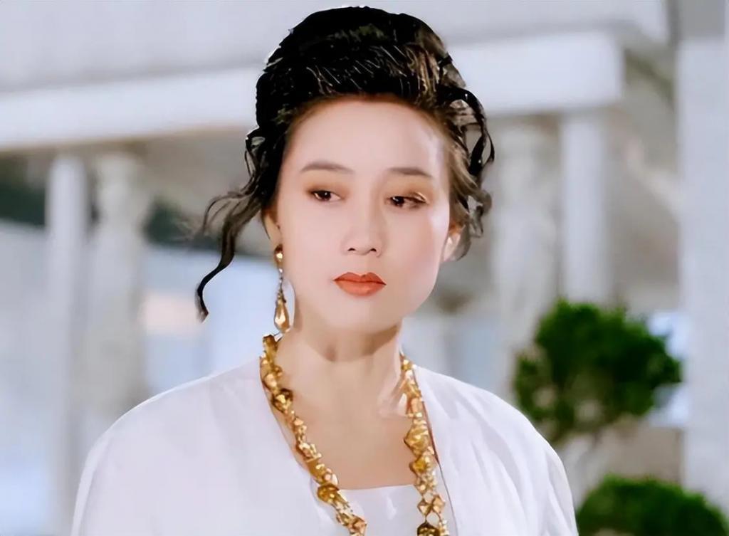 “丑”上热搜的利智，到底得罪了谁？