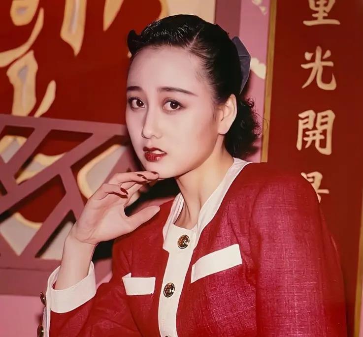 “丑”上热搜的利智，到底得罪了谁？