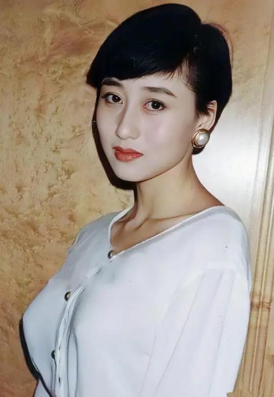 “丑”上热搜的利智，到底得罪了谁？