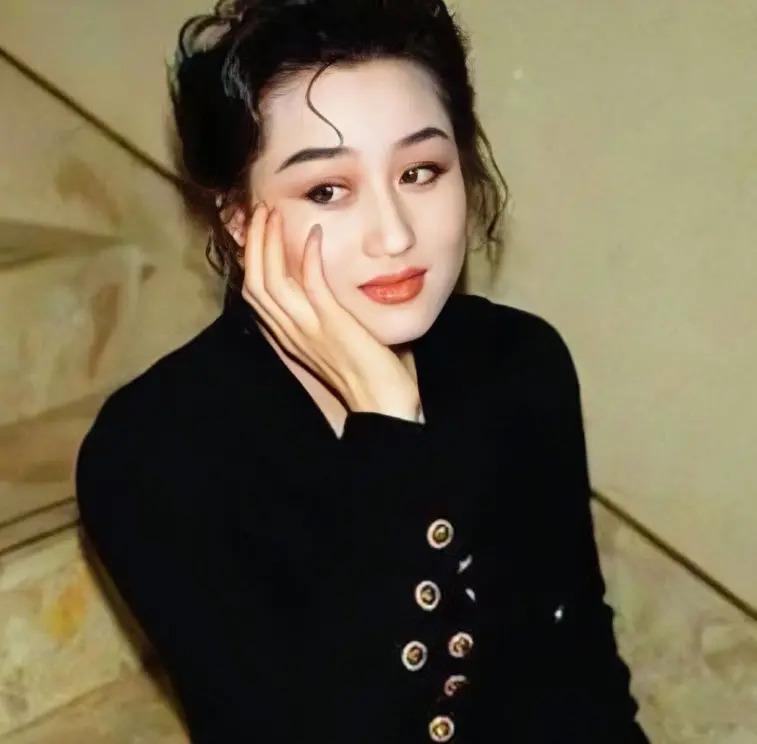 “丑”上热搜的利智，到底得罪了谁？