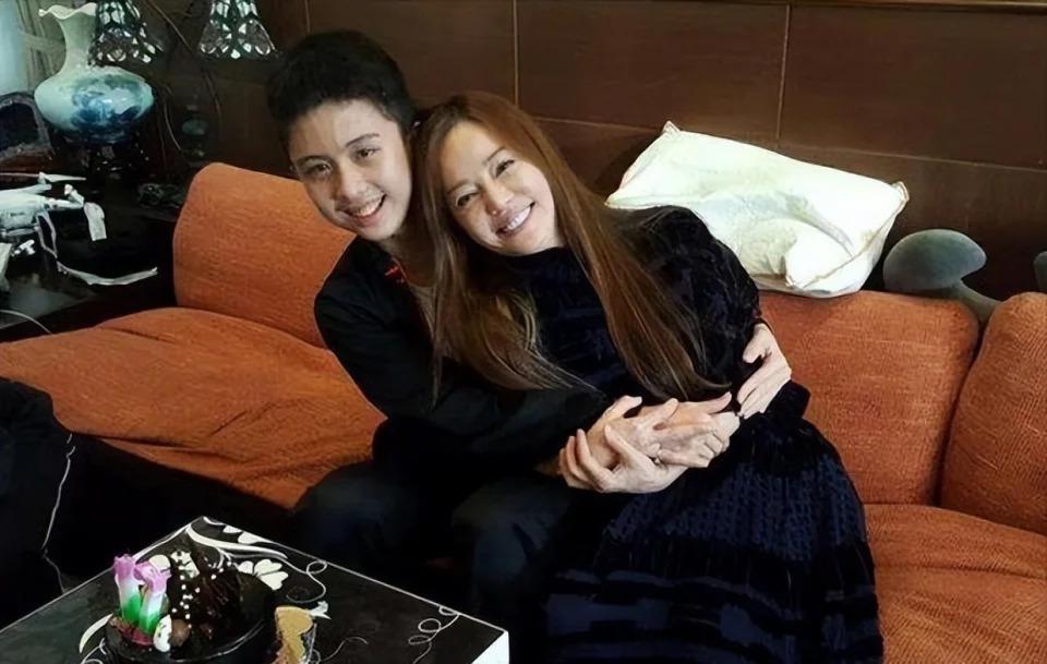 吴尊喊女儿“老婆”：贵圈那些没有边界感的父母，太离谱了