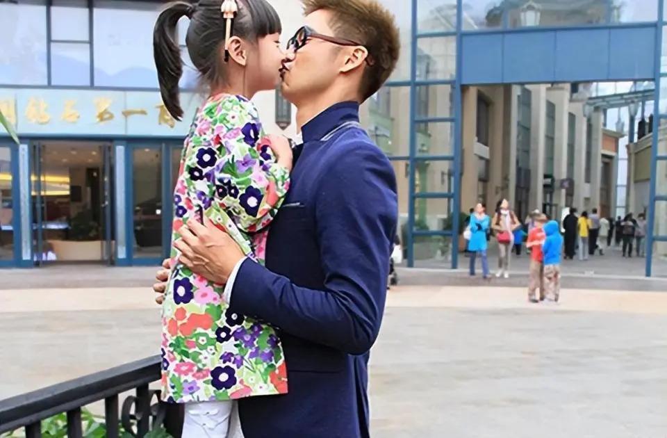 吴尊喊女儿“老婆”：贵圈那些没有边界感的父母，太离谱了