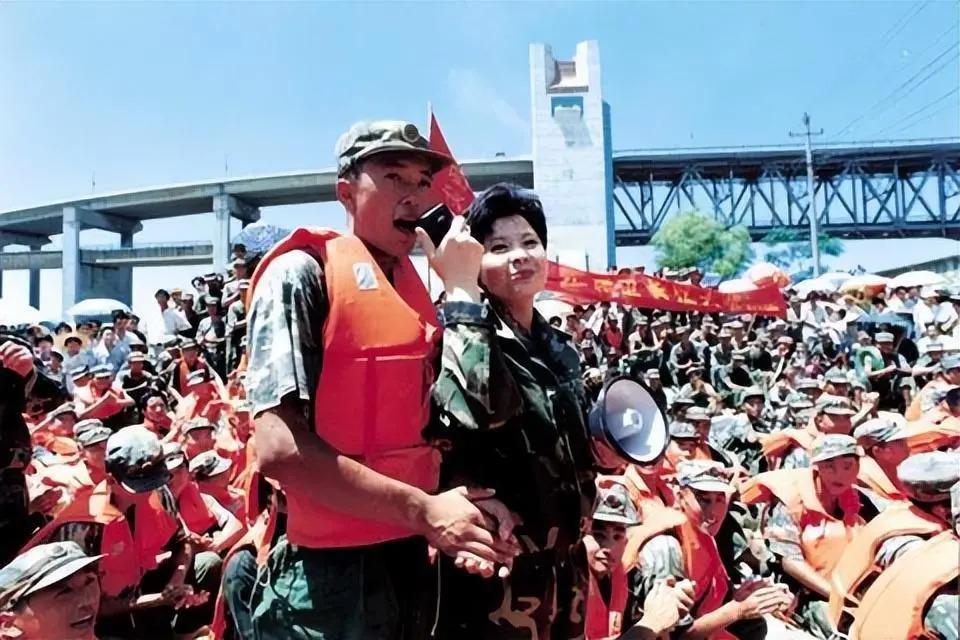 董文华：22岁爆红后嫁给初恋，38岁跌落神坛，现在过得如何