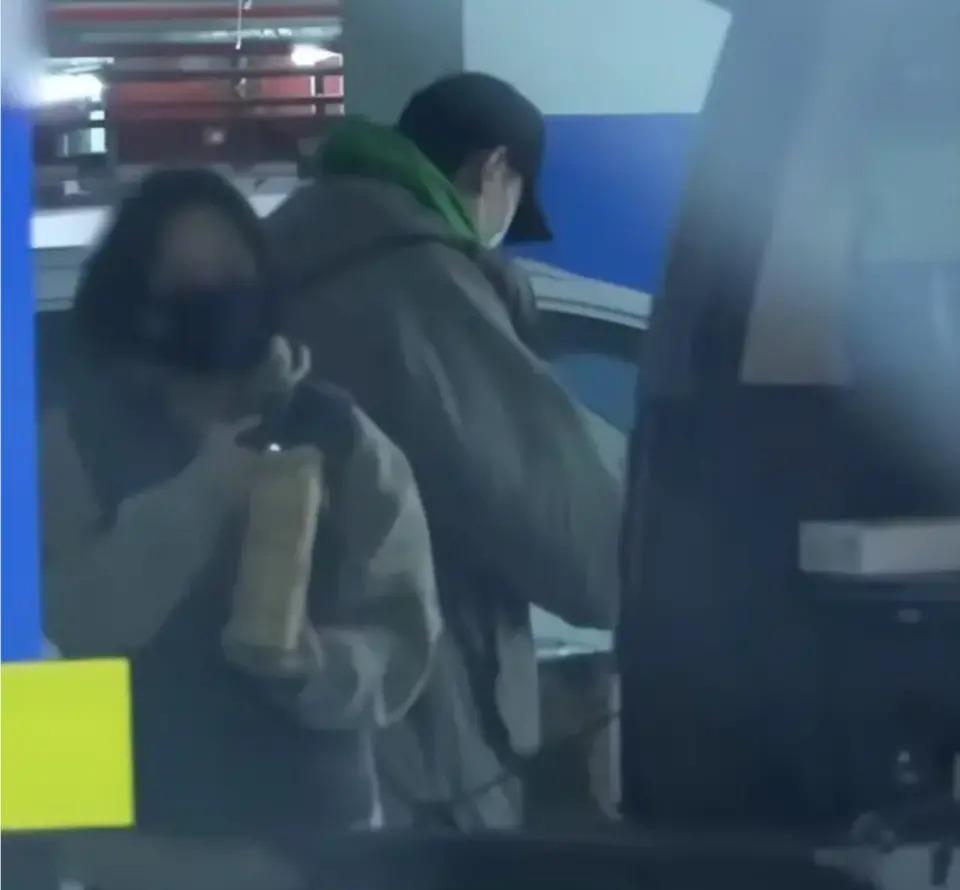 看到胡歌的这些细节，才明白他对老婆黄曦宁真是“用心良苦”