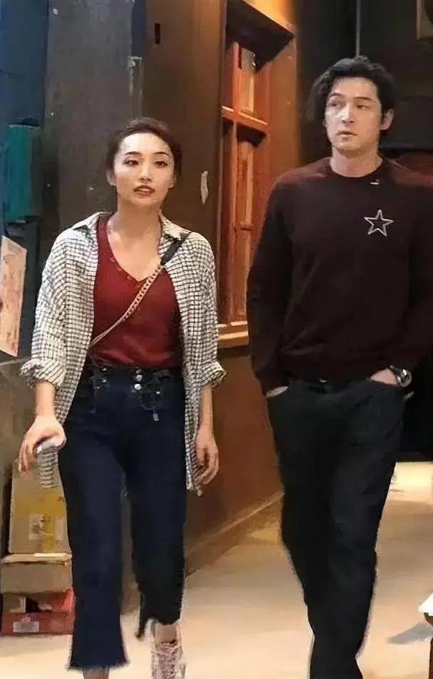看到胡歌的这些细节，才明白他对老婆黄曦宁真是“用心良苦”