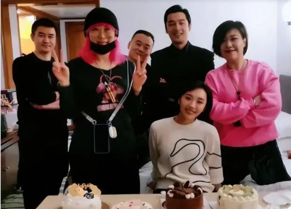 看到胡歌的这些细节，才明白他对老婆黄曦宁真是“用心良苦”