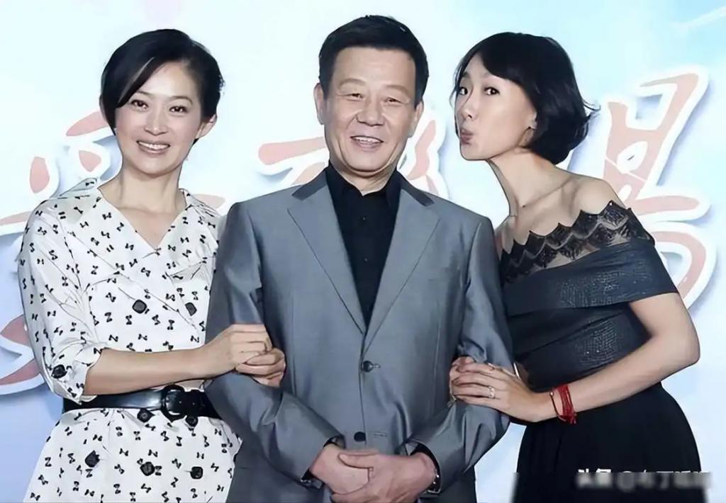 娶两个老婆住一个家，69岁依旧四处奔波的寇世勋真的快乐吗