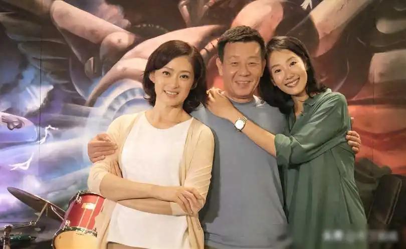 娶两个老婆住一个家，69岁依旧四处奔波的寇世勋真的快乐吗