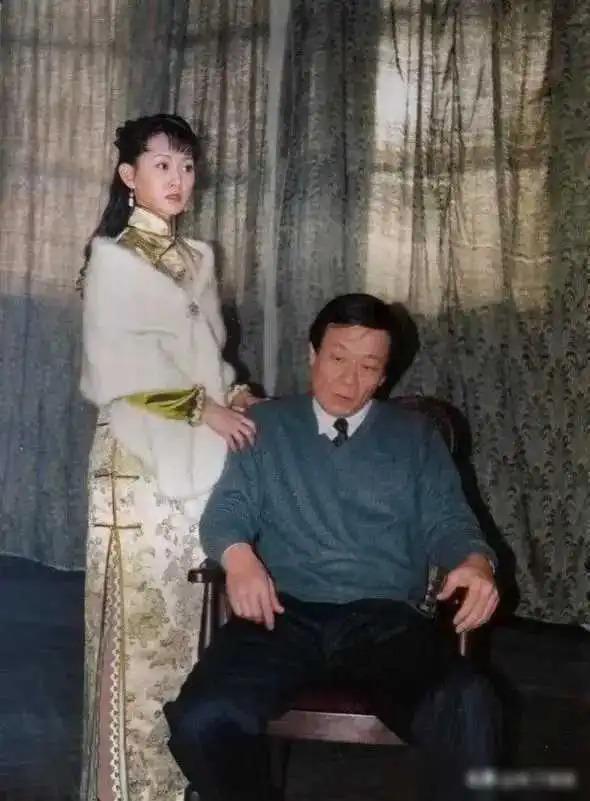 娶两个老婆住一个家，69岁依旧四处奔波的寇世勋真的快乐吗
