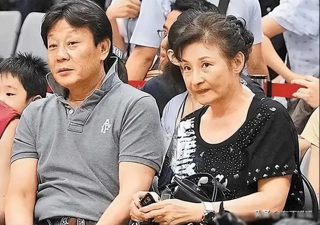 娶两个老婆住一个家，69岁依旧四处奔波的寇世勋真的快乐吗
