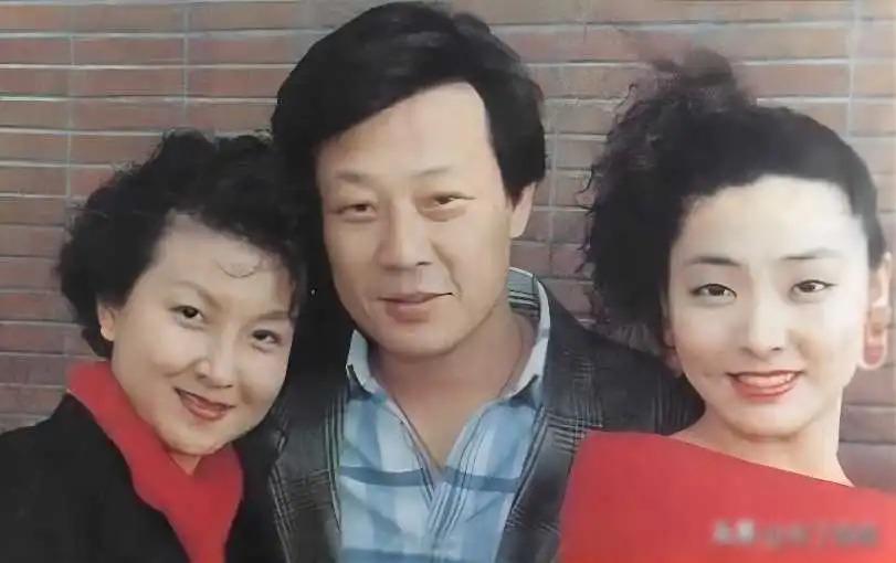 娶两个老婆住一个家，69岁依旧四处奔波的寇世勋真的快乐吗