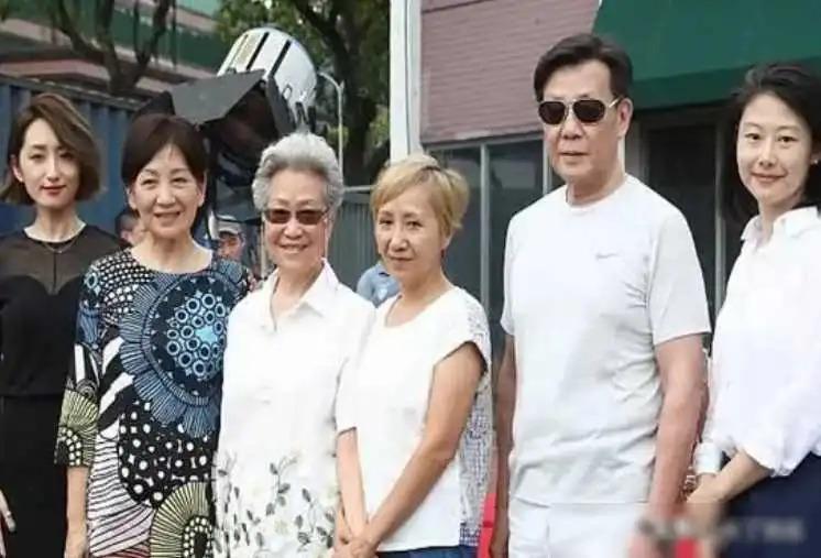 娶两个老婆住一个家，69岁依旧四处奔波的寇世勋真的快乐吗