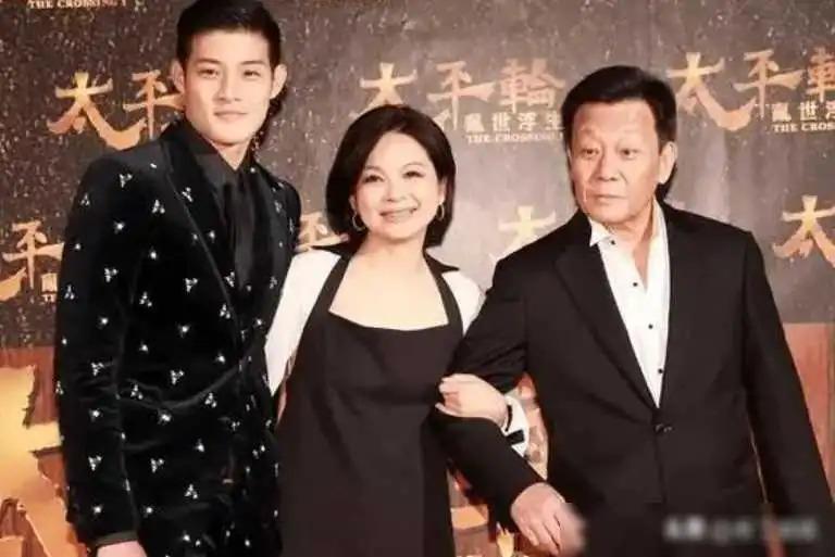 娶两个老婆住一个家，69岁依旧四处奔波的寇世勋真的快乐吗