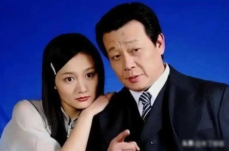 娶两个老婆住一个家，69岁依旧四处奔波的寇世勋真的快乐吗