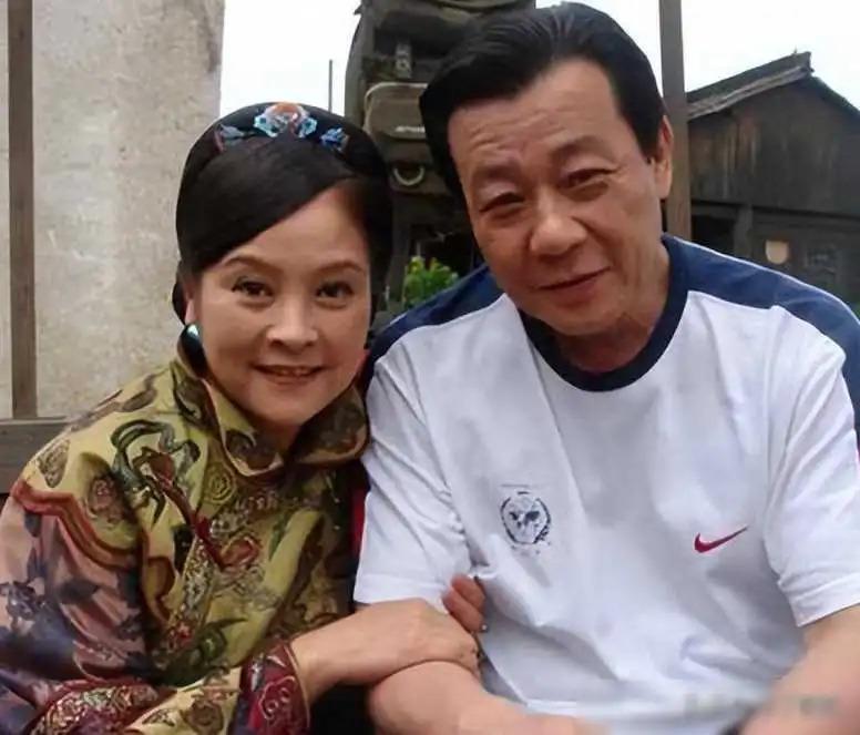 娶两个老婆住一个家，69岁依旧四处奔波的寇世勋真的快乐吗